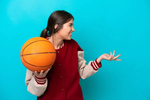 Mladý Kavkazský Basketbalista Žena Izolované Modrém Pozadí Překvapivým Výrazem Při — Stock fotografie