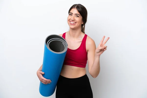 Joven Deportista Yendo Clases Yoga Mientras Sostiene Una Esterilla Aislada —  Fotos de Stock