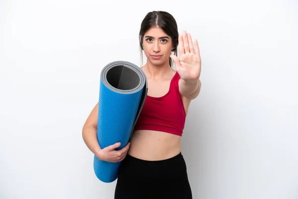 Joven Deportista Yendo Clases Yoga Mientras Sostiene Una Esterilla Aislada — Foto de Stock