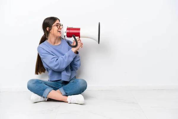 Junge Kaukasische Frau Sitzt Isoliert Auf Dem Boden Und Brüllt — Stockfoto