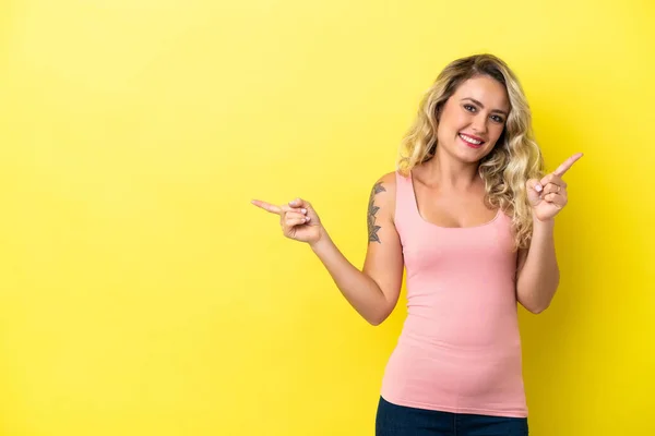 Junge Brasilianerin Isoliert Auf Gelbem Hintergrund Zeigt Mit Dem Finger — Stockfoto