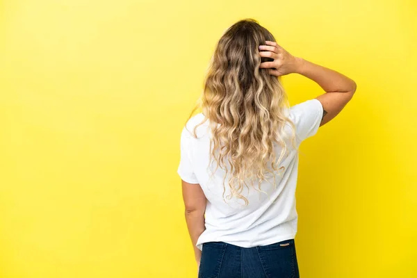 Young Brazilian Woman Isolated Yellow Background Back Position Thinking — 스톡 사진