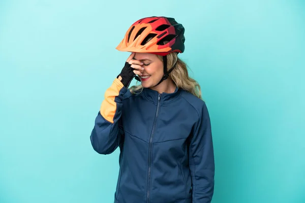 Junge Radfahrerin Auf Blauem Grund Isoliert Lachend — Stockfoto