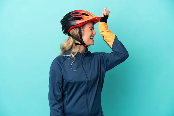 Young Cyclist Woman Isolated Blue Background Has Realized Something Intending — Stok fotoğraf