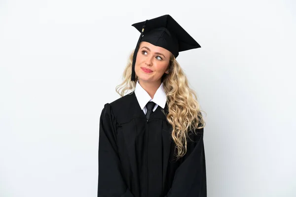Νεαρή Απόφοιτος Πανεπιστημίου Γυναίκα Απομονωμένη Λευκό Φόντο Και Κοιτάζοντας Πάνω — Φωτογραφία Αρχείου