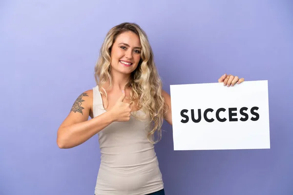 Молода Бразилька Ізольована Фіолетовому Фоні Тримає Плакат Текстом Success Великим — стокове фото