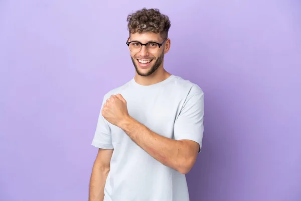 Levering Kaukasische Man Geïsoleerd Paarse Achtergrond Vieren Een Overwinning — Stockfoto