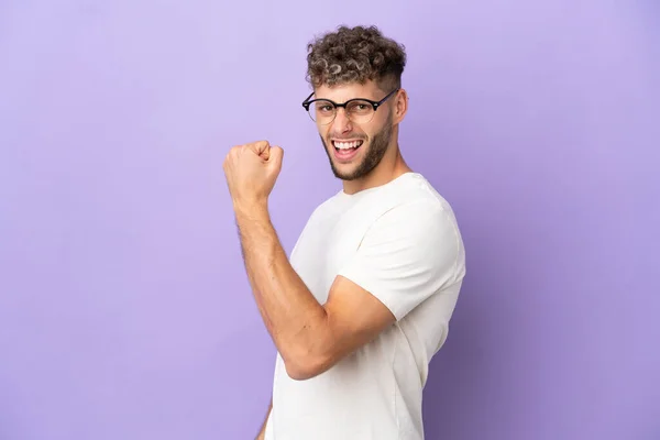 Livraison Homme Caucasien Isolé Sur Fond Violet Célébrant Une Victoire — Photo