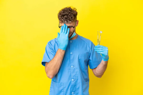 Dentysta Blondynka Mężczyzna Gospodarstwa Narzędzia Izolowane Tle Zmęczony Chory Wyraz — Zdjęcie stockowe