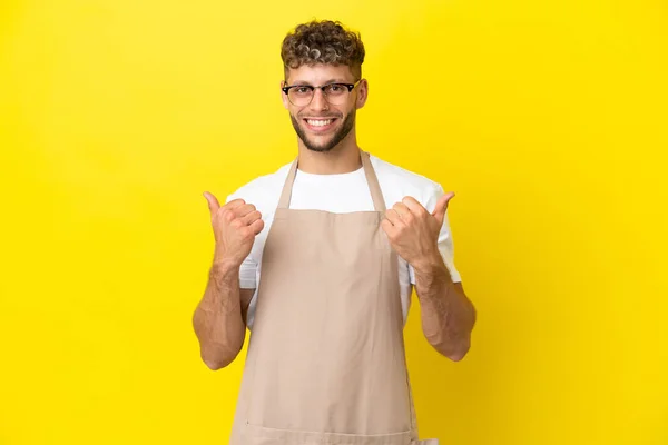 Restaurante Garçom Loiro Homem Isolado Fundo Amarelo Com Polegares Para — Fotografia de Stock