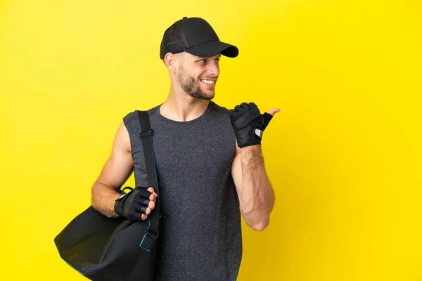 Junger Sportblonder Mann Mit Sporttasche Auf Gelbem Hintergrund Der Zur — Stockfoto