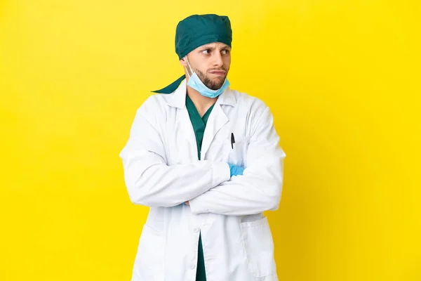 Surgeon Blonde Man Green Uniform Isolated Yellow Background Making Doubts — Φωτογραφία Αρχείου