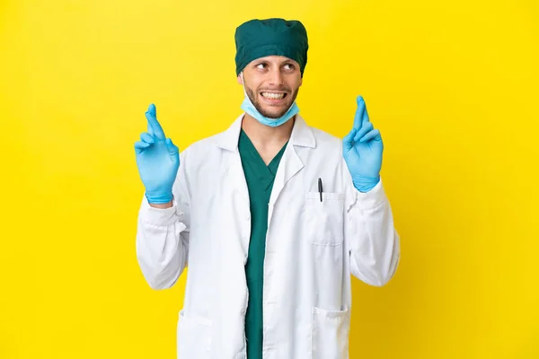 Cirujano Hombre Rubio Uniforme Verde Aislado Sobre Fondo Amarillo Con — Foto de Stock