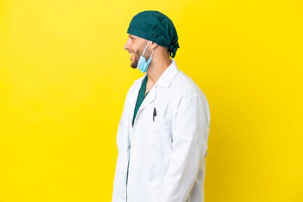 Surgeon Blonde Man Green Uniform Isolated Yellow Background Laughing Lateral — Φωτογραφία Αρχείου