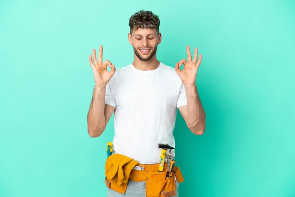 Young Electrician Blonde Man Isolated Green Background Zen Pose — Φωτογραφία Αρχείου