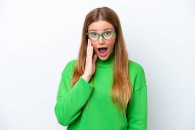 Beyaz arka planda, şaşırmış ve şok olmuş yüzü olan beyaz bir kadın.