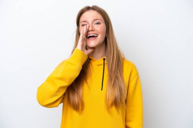 Beyaz arka planda izole edilmiş genç beyaz kadın ağzı açık bağırıyor.