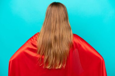 Süper kahraman beyaz kadın arka planda mavi arka planda izole edilmiş.