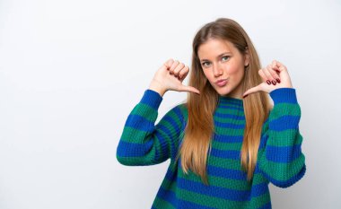 Beyaz arka planda soyutlanmış, gururlu ve kendini beğenmiş beyaz bir kadın.