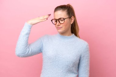 Pembe arka planda izole edilmiş, yorgun ve hasta bir yüzü olan beyaz bir kadın.