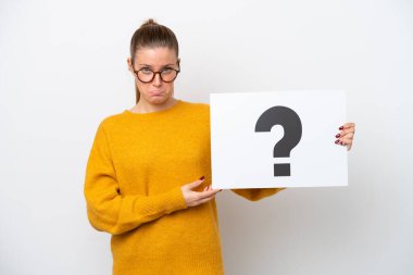 Beyaz arka planda izole edilmiş beyaz bir kadın. Elinde üzerinde üzgün bir ifade olan soru işareti olan bir levha var.