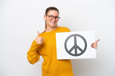 Beyaz arka planda izole edilmiş beyaz bir kadın barış sembolü taşıyan başparmağı havada bir pankart tutuyor.