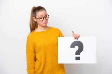 Beyaz arka planda izole edilmiş beyaz bir kadın soru işareti olan bir levha tutuyor.