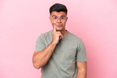 Pembe arka planda soyutlanmış beyaz, yakışıklı bir adam.