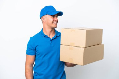 Beyaz arka planda izole edilmiş beyaz bir adam var.