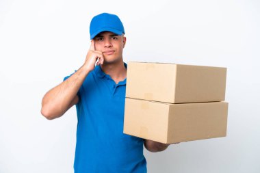 Beyaz arka planda izole edilmiş beyaz bir adam bir fikir düşünüyor.