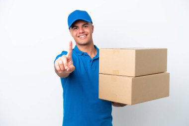 Beyaz arka planda izole edilmiş beyaz bir adam, parmağını kaldırıyor ve gösteriyor.