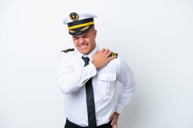 Uçak pilotu beyaz arka planda izole edilmiş beyaz bir adam omuz ağrısından muzdarip.