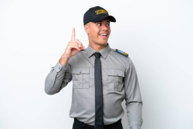 Beyaz arka planda izole edilmiş beyaz tenli genç bir güvenlik görevlisi çözümü bulmak için parmağını kaldırıyor.