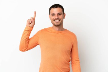 İzole edilmiş beyaz arka planı olan Brezilyalı adam harika bir fikre işaret ediyor.