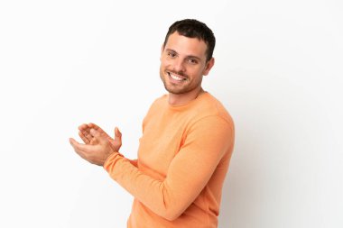 İzole edilmiş beyaz arka planda Brezilyalı adam alkışlıyor