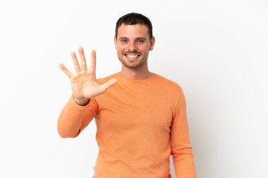 İzole edilmiş beyaz arka plan üzerinde Brezilyalı adam parmaklarıyla beşi sayıyor