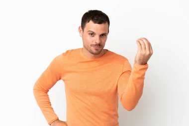 İzole edilmiş beyaz arka plan üzerinde Brezilyalı bir adam İtalyan jesti yapıyor