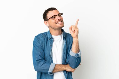 İzole edilmiş beyaz arka planı olan Brezilyalı adam harika bir fikre işaret ediyor.