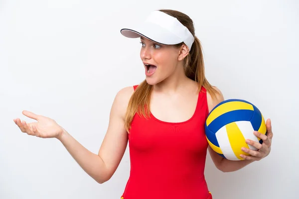 Молода Біла Жінка Грає Волейбол Ізольовано Білому Тлі Несподіваним Виразом — стокове фото