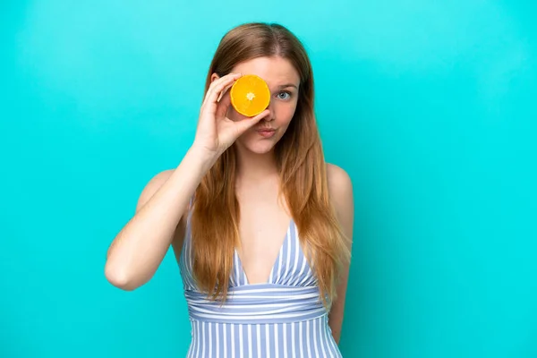 Giovane Donna Isolata Sfondo Blu Costume Bagno Possesso Arancione — Foto Stock