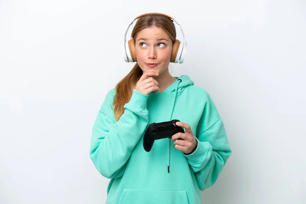 Jovem Caucasiana Brincando Com Controlador Videogame Isolado Fundo Branco Olhando — Fotografia de Stock