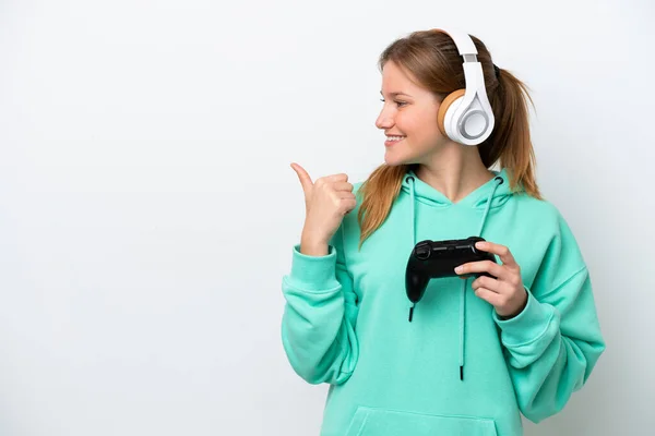 Junge Kaukasische Frau Spielt Mit Einem Videospielcontroller Auf Weißem Hintergrund — Stockfoto