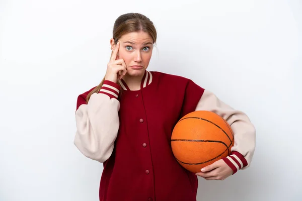 白い背景に孤立した若いバスケットボール選手の女性の考え方 — ストック写真