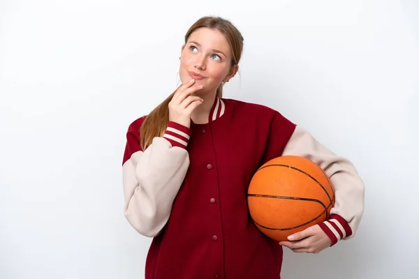 Молода Баскетболістка Ізольована Білому Тлі Дивлячись Вгору Посміхаючись — стокове фото