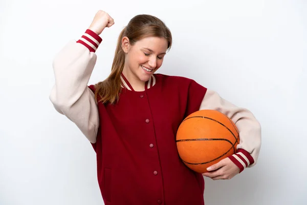 Genç Basketbolcu Kadın Beyaz Arka Planda Izole Edilmiş Zaferi Kutluyor — Stok fotoğraf