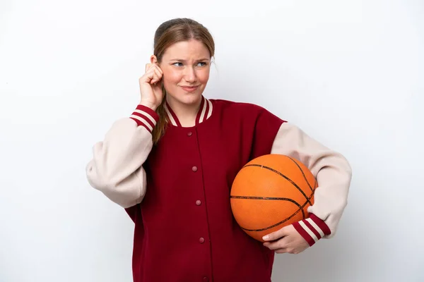 Mladý Basketbalista Žena Izolované Bílém Pozadí Frustrovaný Zakrývající Uši — Stock fotografie