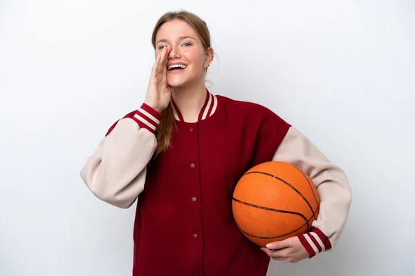 Beyaz Arka Planda Izole Edilmiş Genç Basketbolcu Kadın Ağzı Açık — Stok fotoğraf