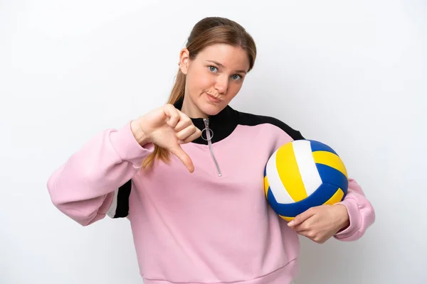 Молодая Белая Женщина Играет Волейбол Белом Фоне Показывая Большой Палец — стоковое фото