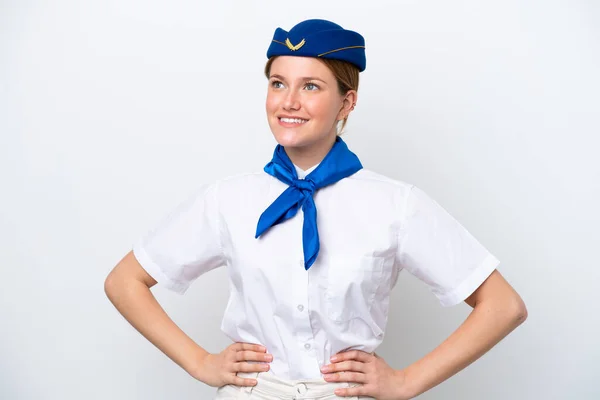 腰と笑顔で腕を振りながら白い背景に隔離された飛行機スチュワーデス女性 — ストック写真