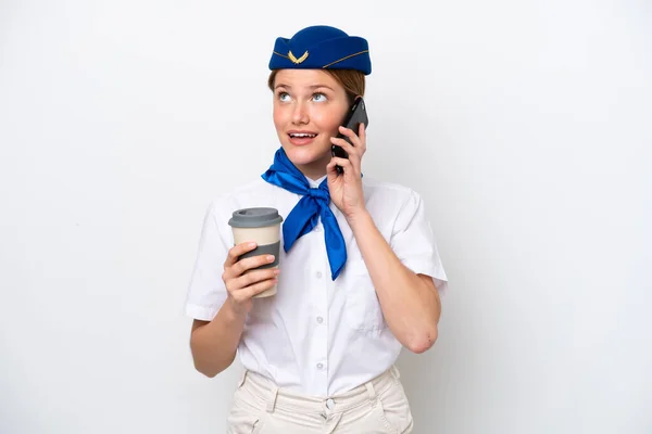 Stewardesa Samolot Kobieta Izolowana Białym Tle Trzymając Kawę Zabrania Mobilny — Zdjęcie stockowe